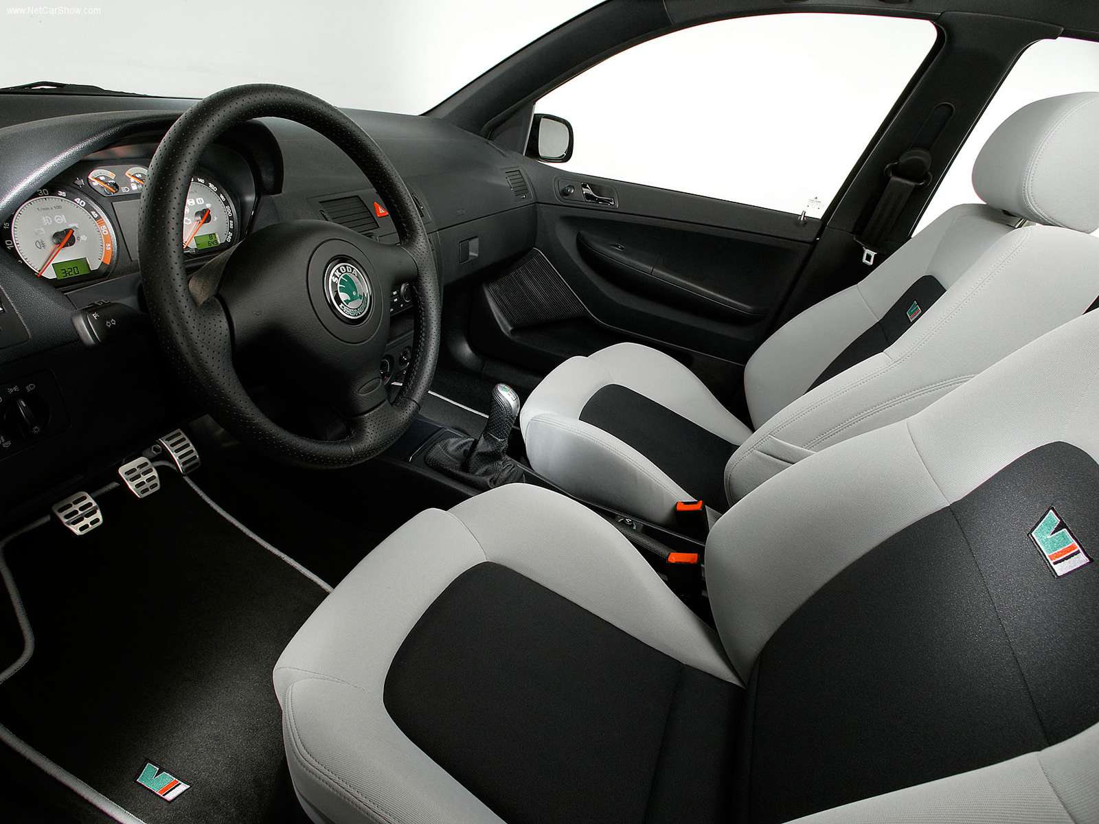 Skoda-Fabia_RS_2003_1600x1200_wallpaper_07.jpg