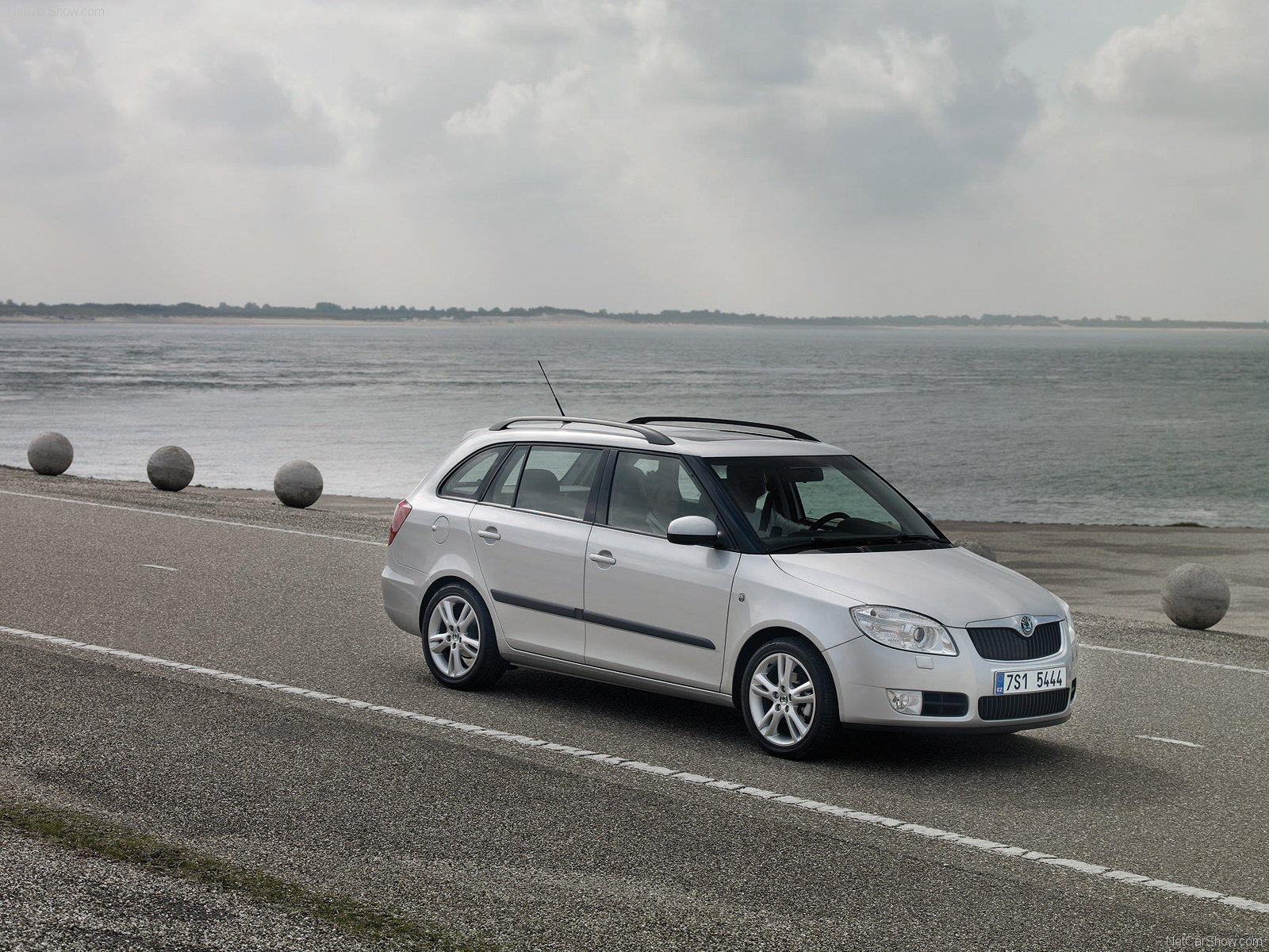 Skoda-Fabia_Combi_2008_1600x1200_wallpaper_24.jpg