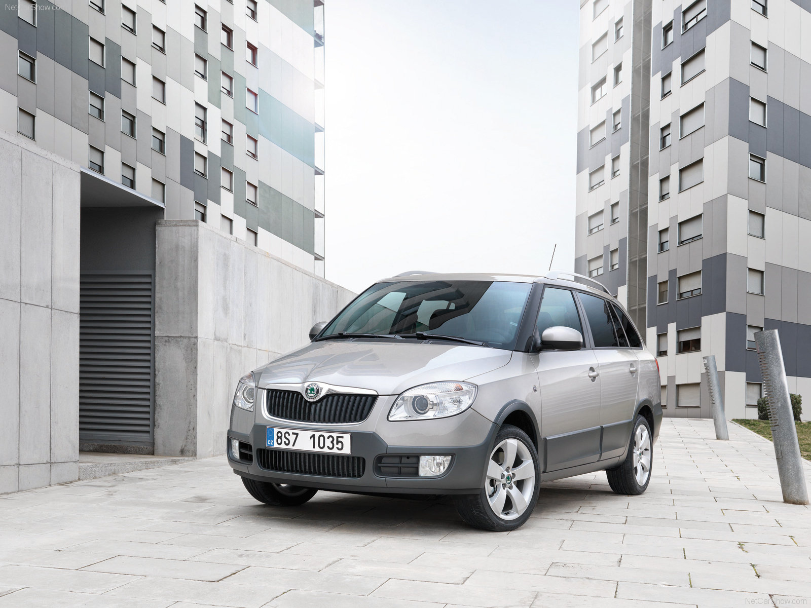 Skoda-Fabia_Scout_2010_1600x1200_wallpaper_0a.jpg