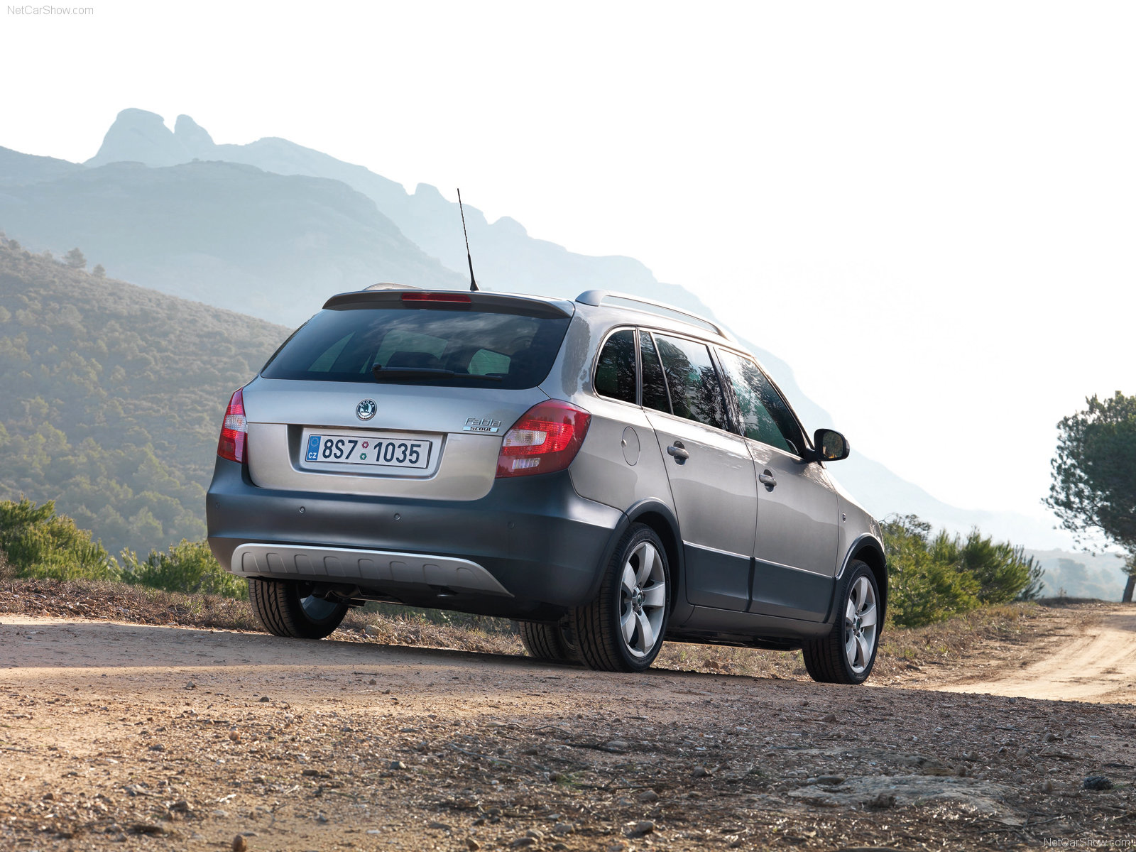Skoda-Fabia_Scout_2010_1600x1200_wallpaper_0f.jpg