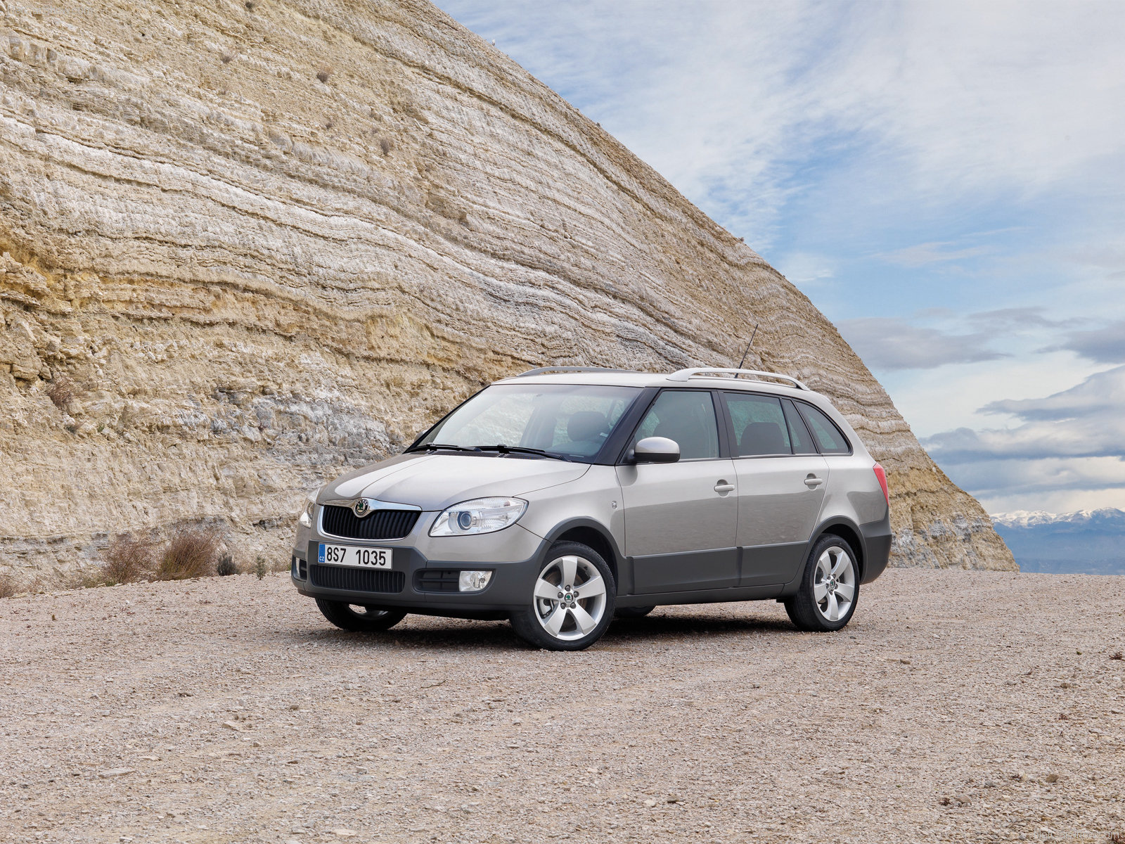 Skoda-Fabia_Scout_2010_1600x1200_wallpaper_09.jpg