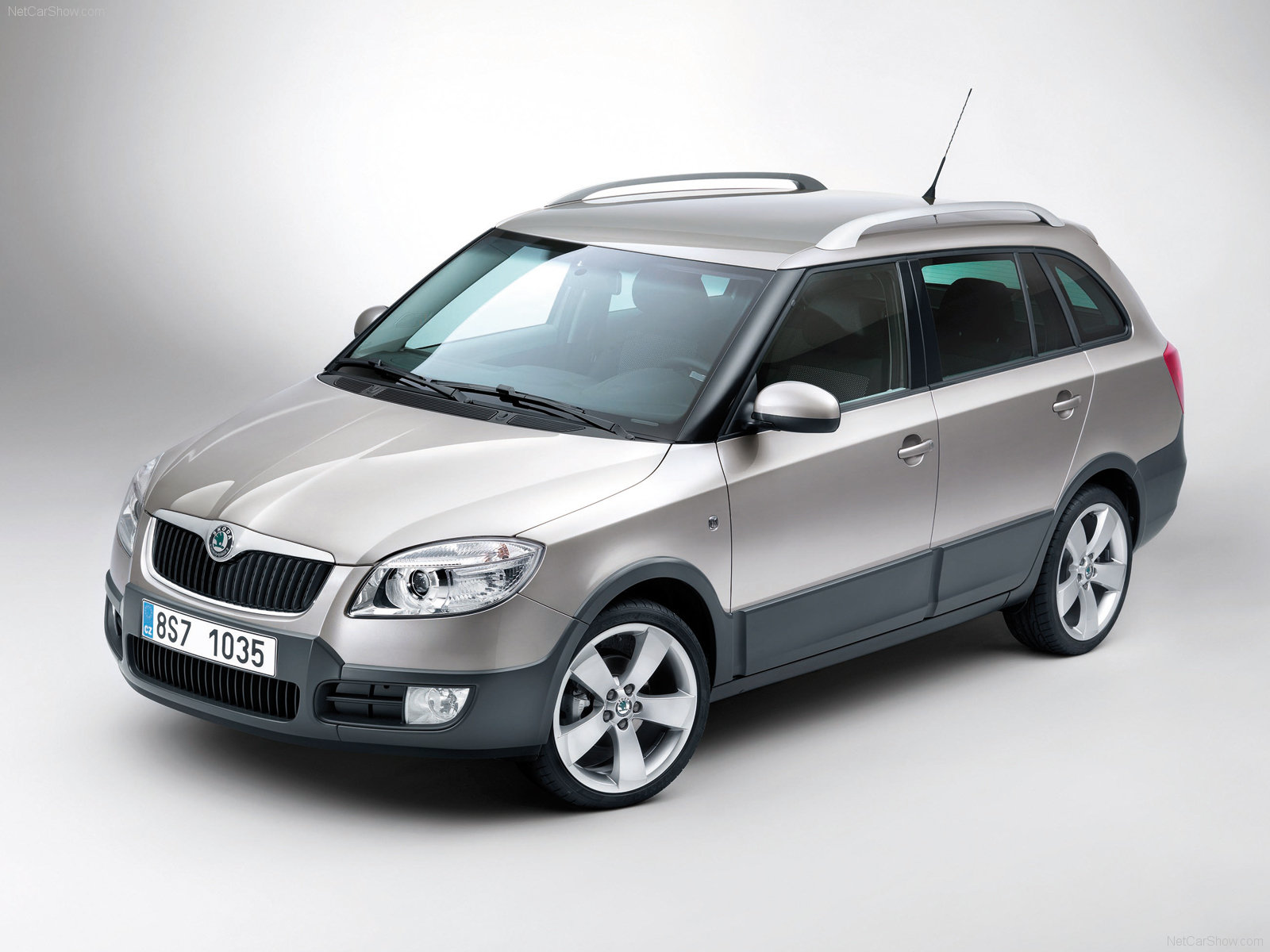 Skoda-Fabia_Scout_2010_1600x1200_wallpaper_18.jpg