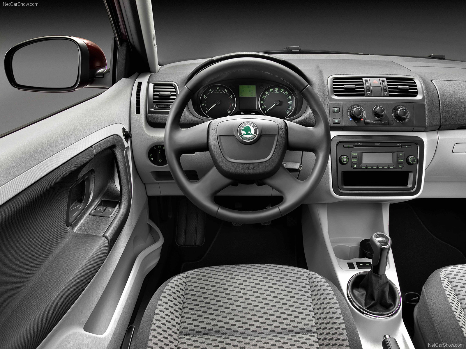 Skoda-Fabia_Combi_2011_1600x1200_wallpaper_0a.jpg