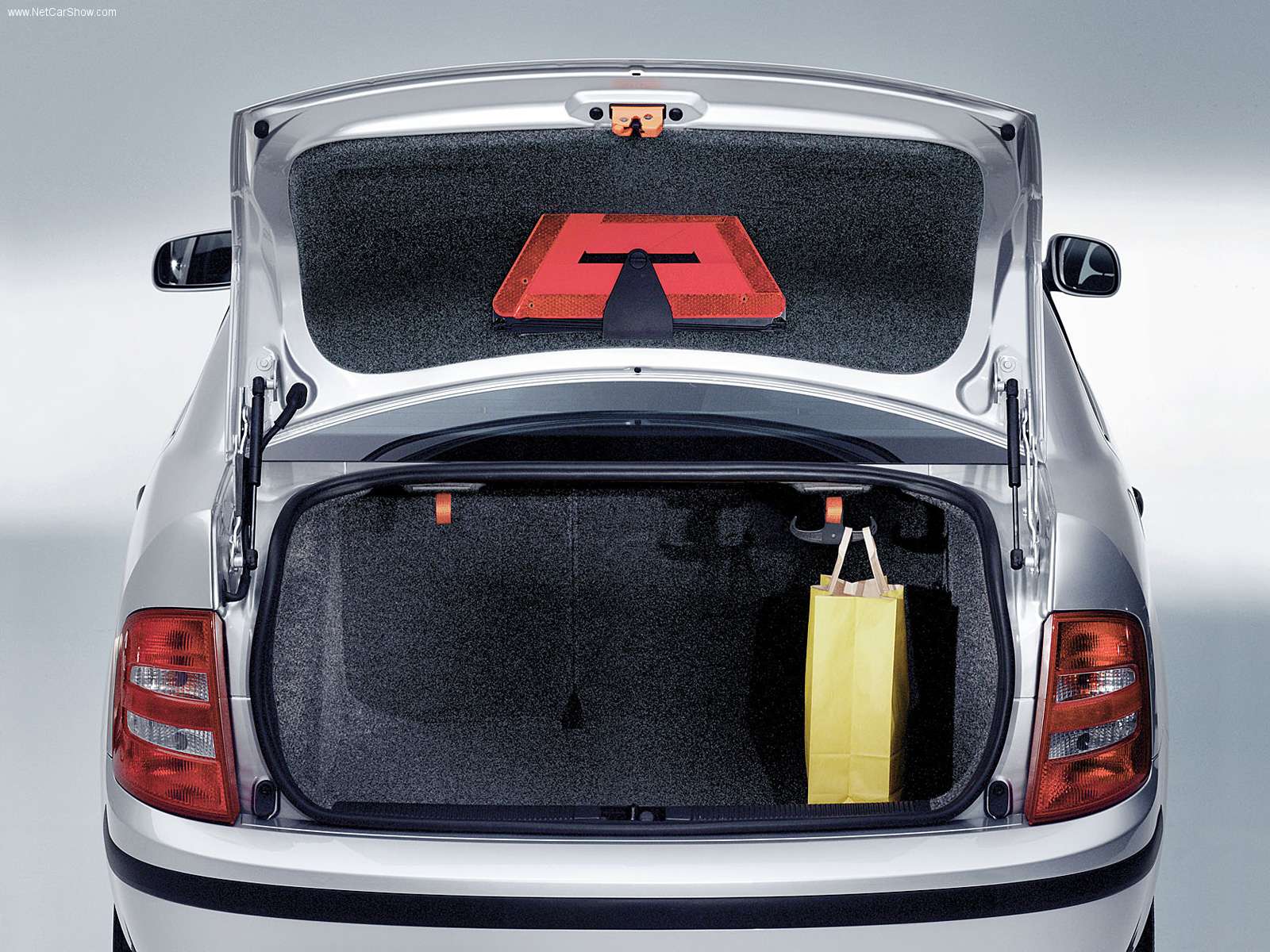 Skoda-Fabia_Sedan_2001_1600x1200_wallpaper_09.jpg